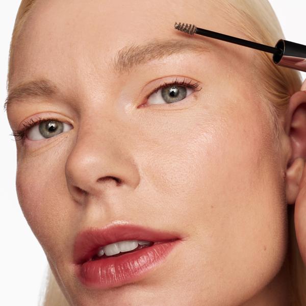 ARCH_OLOGY_BLONDE_GIRL_MODEL_1_APPLICATION_1X1_WEB