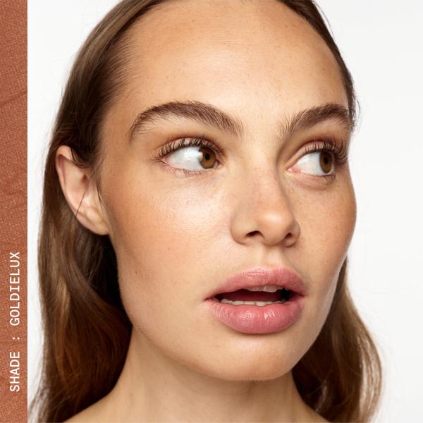 AWESOME_BRONZE_POWDER_BRONZER_REFILL_GOLDILUX_194048_PDP_ECOM_1X1_MODEL_CROP_2025_WEB