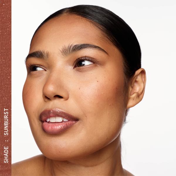AWESOME_BRONZE_POWDER_BRONZER_REFILL_SUNBURST_198299_PDP_ECOM_1X1_MODEL_CROP_2025_WEB