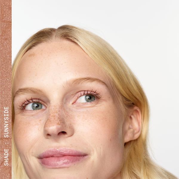 AWESOME_BRONZE_POWDER_BRONZER_REFILL_SUNNYSIDE_194031_PDP_ECOM_1X1_MODEL_120_2025_WEB