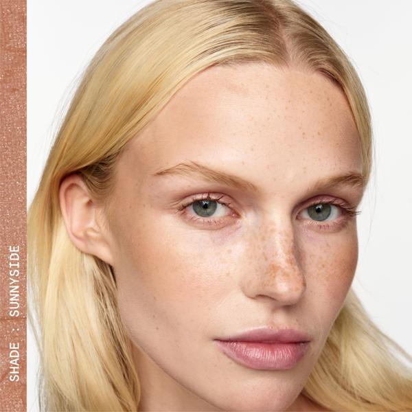 AWESOME_BRONZE_POWDER_BRONZER_REFILL_SUNNYSIDE_194031_PDP_ECOM_1X1_MODEL_CROP_2025_WEB