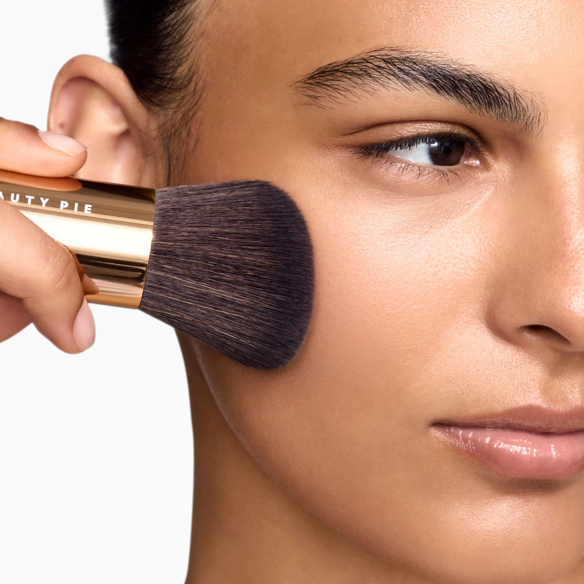 Awesome_Bronze_Brush_73655_PDP_1X1_ECOM_MODEL-2_2026_WEB