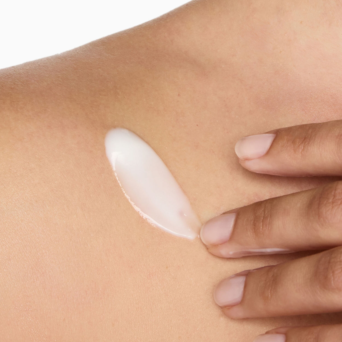 Awesome_Bronze_Tanning_Lotion_70395_PDP_1X1_ECOM_MODEL_CLOSE-UP_2026_WEB