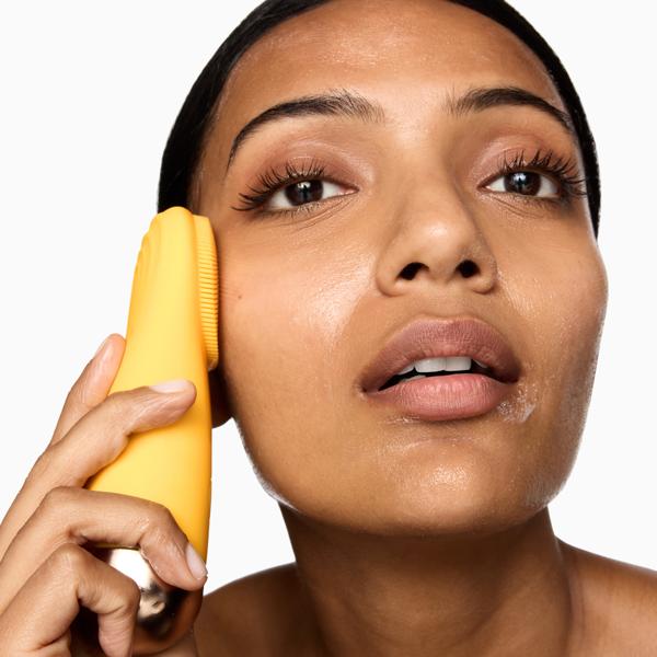 Cleansing_Brush_YELLOW_PDP_MODE2L_WEB