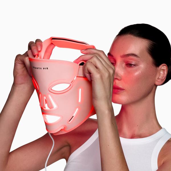 DYNAMO_DEEP_LED_COLLAGEN_BOOSTING_MASK_60783_PDP_ECOM_1X1_MODEL_126_REVIEW_2025_WEB