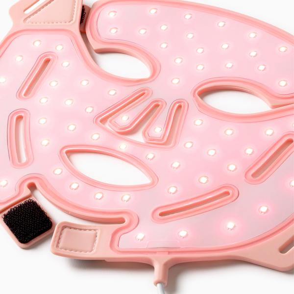 DYNAMO_DEEP_LED_COLLAGEN_BOOSTING_MASK_60783_PDP_ECOM_1X1_MODEL_CROP_MACRO_2025_WEB
