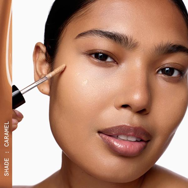EVERYDAY_GREAT_SKIN_HYALURONIC_BLUR_CONCEALER_CARAMEL_190231_PDP_ECOM_1X1_MODEL_126_2025_WEB