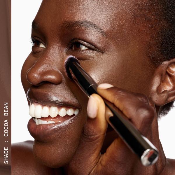 EVERYDAY_GREAT_SKIN_HYALURONIC_BLUR_CONCEALER_COCOA_BEAN_190248_PDP_ECOM_1X1_MODEL_3_45_2025_WEB-1
