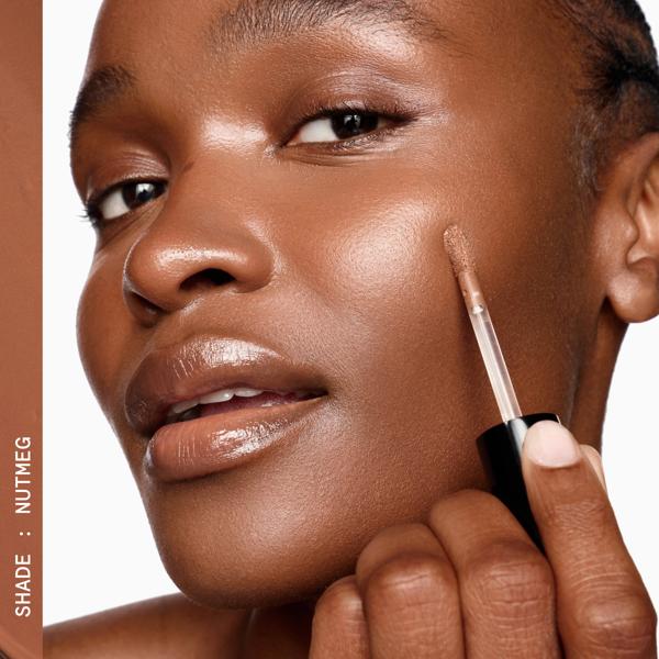 EVERYDAY_GREAT_SKIN_HYALURONIC_BLUR_CONCEALER_KOBICHA_191719_PDP_ECOM_1X1_MODEL_CROP_2025_WEB