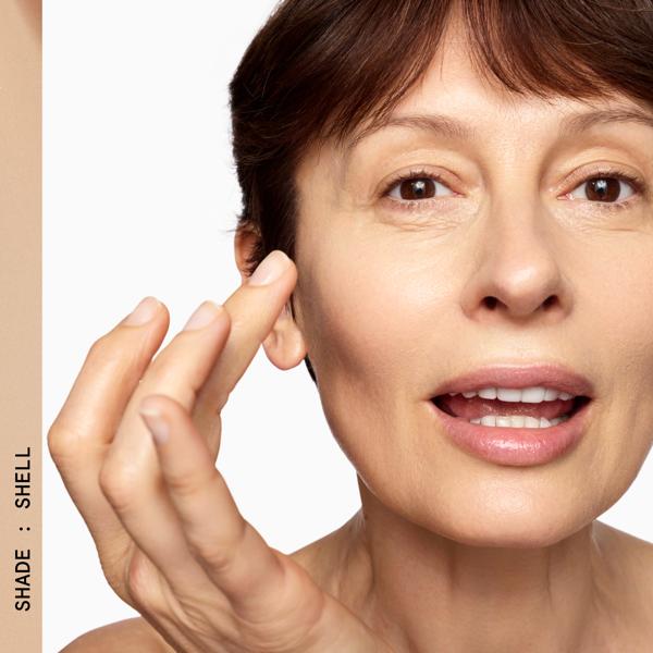EVERYDAY_GREAT_SKIN_HYALURONIC_BLUR_CONCEALER_SHELL_190170_PDP_ECOM_1X1_MODEL_3_65_2025_WEB