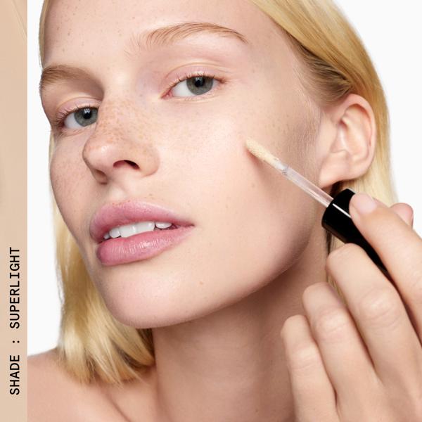 EVERYDAY_GREAT_SKIN_HYALURONIC_BLUR_CONCEALER_SUPERLIGHT_190156_PDP_ECOM_1X1_MODEL_164_2025_WEB