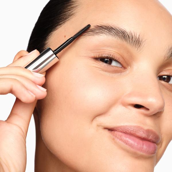 FREEZE_BROW_GEL_PDP_ECOM_1X1_MODEL_02_2025_WEB