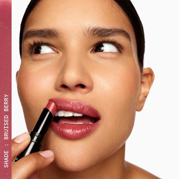 FUTURE_LIPSTICK_LUXE_SHINE_BRUISED_BERRY_966933_PDP_ECOM_1X1_MODEL_58_2025_WEB
