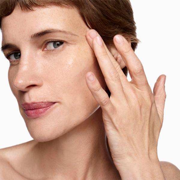 JAPANFUSION_DEEP_TREATMENT_SERUM_68840_PDP_ECOM_1X1_MODEL_CROP_2025_WEB