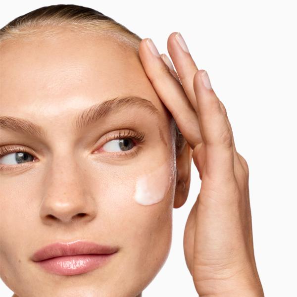 JAPANFUSION_POWER_ELIXIR_MOISTURIZER_968864_PDP_ECOM_1X1_MODEL_95_2025_WEB