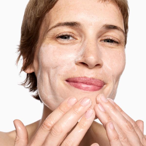 JAPANFUSION_PURE_TRANSFORMING_CLEANSER_69854_PDP_ECOM_1X1_MODEL_84_2025_WEB