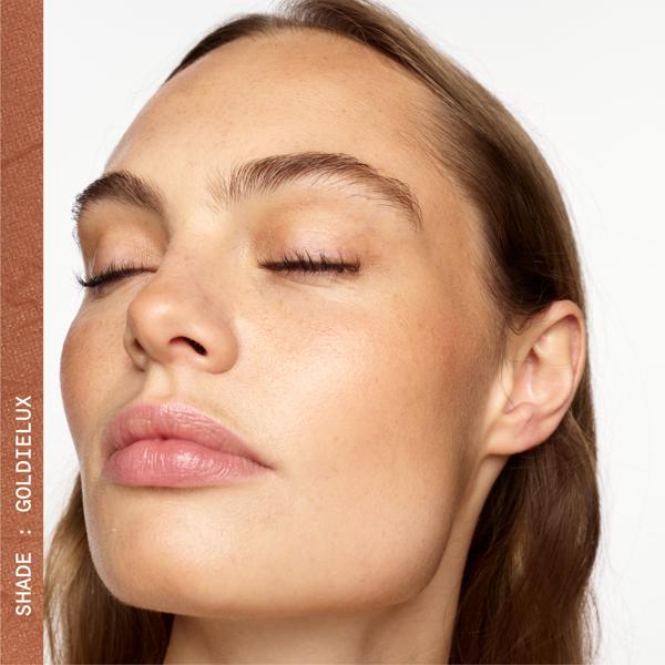 KEEP_THIS_COMPACT_AWESOME_BRONZE_POWDER_GOLDILUX_197278_194048_PDP_ECOM_1X1_MODEL_62_2025_WEB