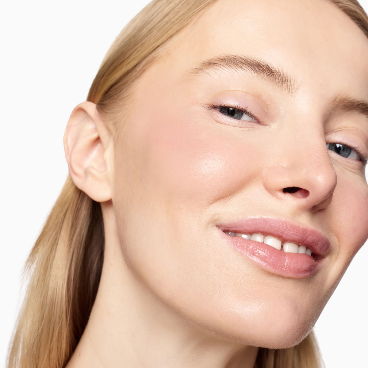 Luxe-Shine-Blush-Sticks_PECHE-SOIE_MODEL-3_PDP_2025_WEB