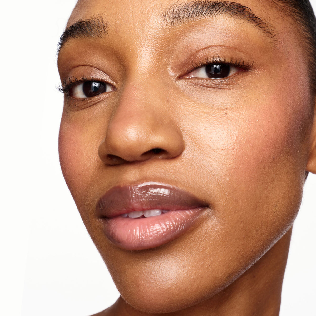 Luxe Shine Blush Stick_Pêche Soie_SKU_PDP_1X1_ECOM_model2_2026_WEB