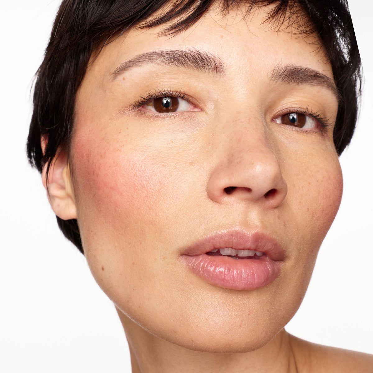Luxe Shine Blush Stick_Terra Rosa_SKU_PDP_1X1_ECOM_model2_2026_WEB