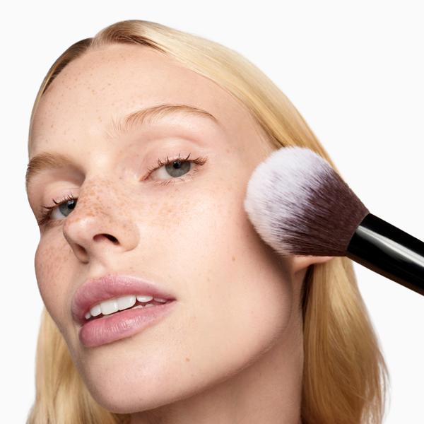 ONE_POWDER_WONDER_UBERLUCENT_UNIVERSAL_61773_PDP_ECOM_1X1_MODEL_134_2025_WEB
