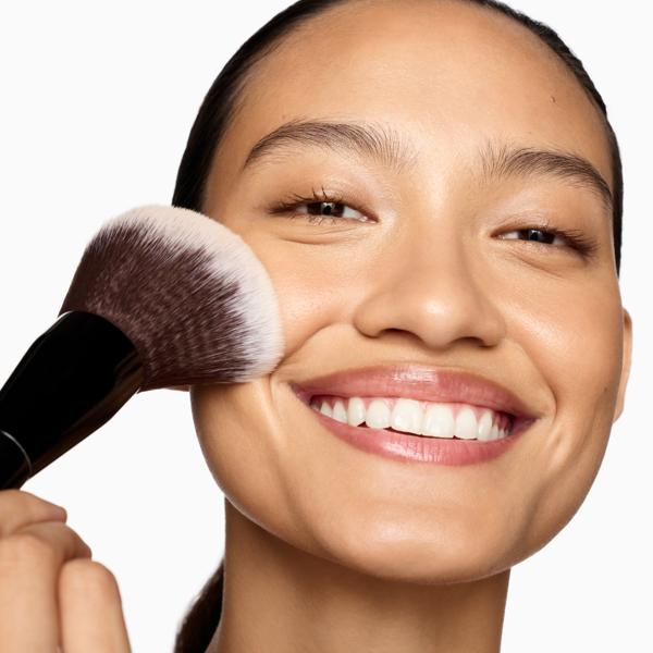 ONE_POWDER_WONDER_UBERLUCENT_UNIVERSAL_61773_PDP_ECOM_1X1_MODEL_135__2025_WEB