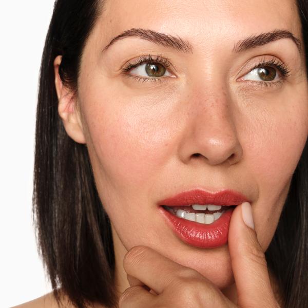SHINE-UP-LIP-BALM__PRECIOUS-CORAL_PDP_2025__MODEL_WEB