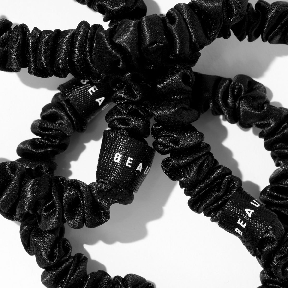 SILKSCRUNCHY-BLACK_73273._PDP_1X1_ECOM_MACRO_2025_WEB
