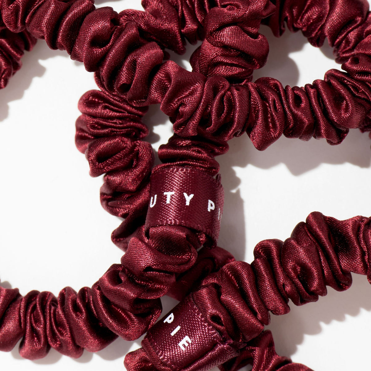 SILKSCRUNCHY-BURGANDY_73273._PDP_1X1_ECOM_MACRO_2025_WEB