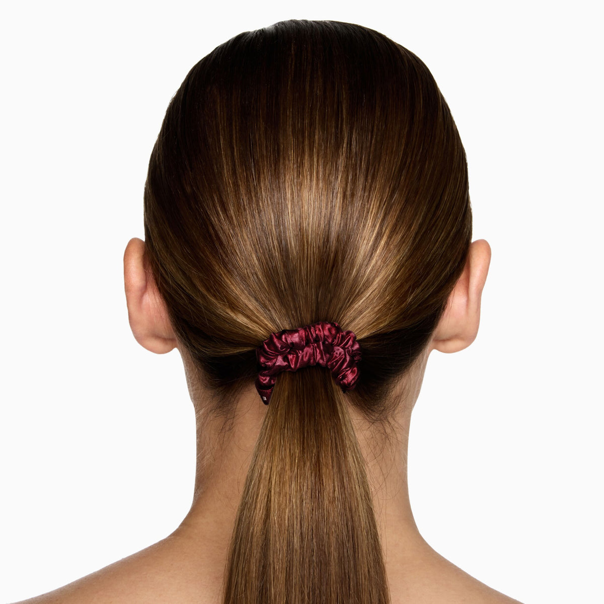SILKSCRUNCHY-BURGANDY_73273._PDP_1X1_ECOM_MODEL_2025_WEB