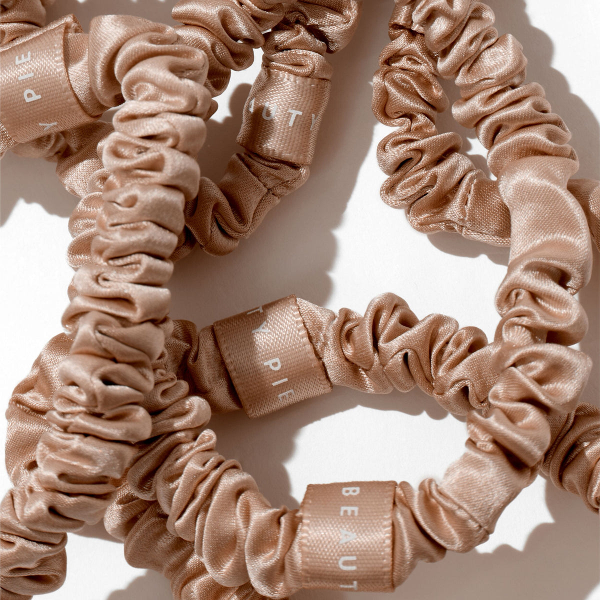 SILKSCRUNCHY-CARAMEL_73273._PDP_1X1_ECOM_MACRO_2025_WEB-1