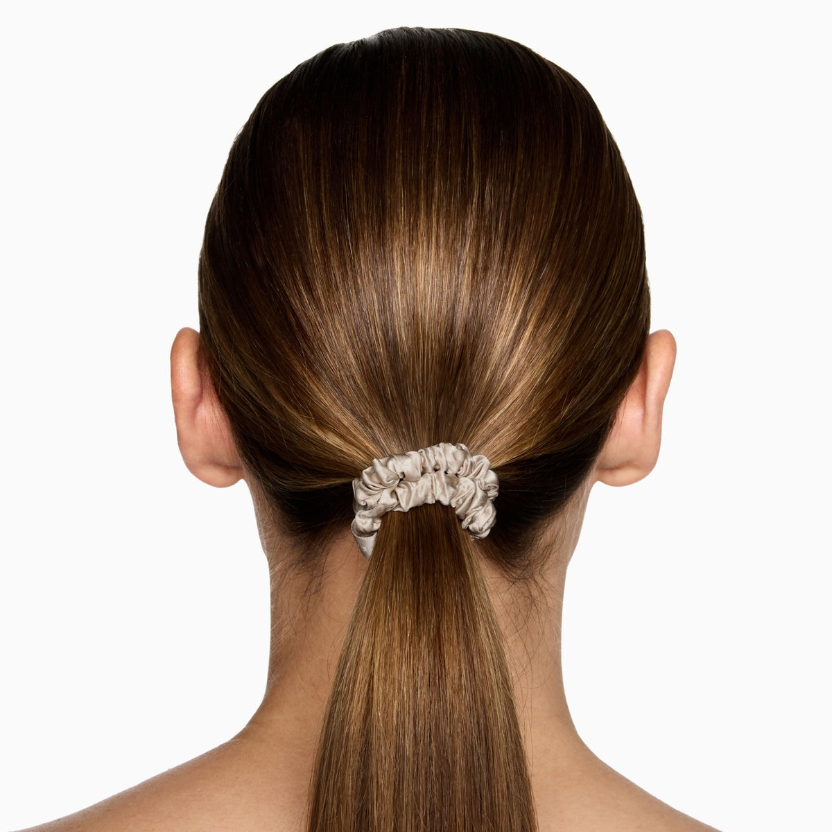SILKSCRUNCHY-CARAMEL_73273._PDP_1X1_ECOM_MODEL_2025_WEB
