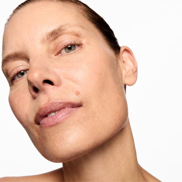 SUPERDROPS_BRIGHTENING_NIACINAMIDE_198671_PDP_ECOM_1X1_model_3_33_2025_WEB