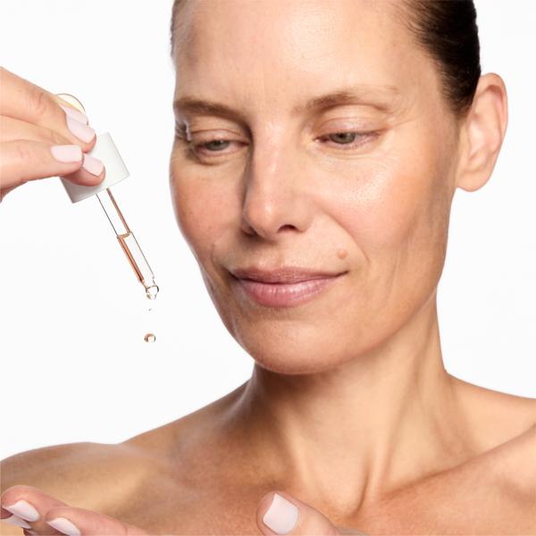 SUPERDROPS_BRIGHTENING_NIACINAMIDE_198671_PDP_ECOM_1X1_model_86_2025_WEB