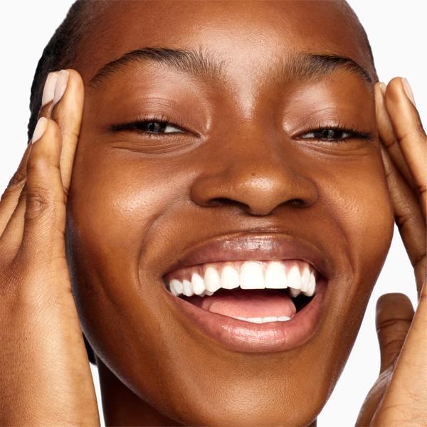 SUPERDROPS_BRIGHTENING_NIACINAMIDE_198671_PDP_ECOM_1X1_model_crop_2025_WEB