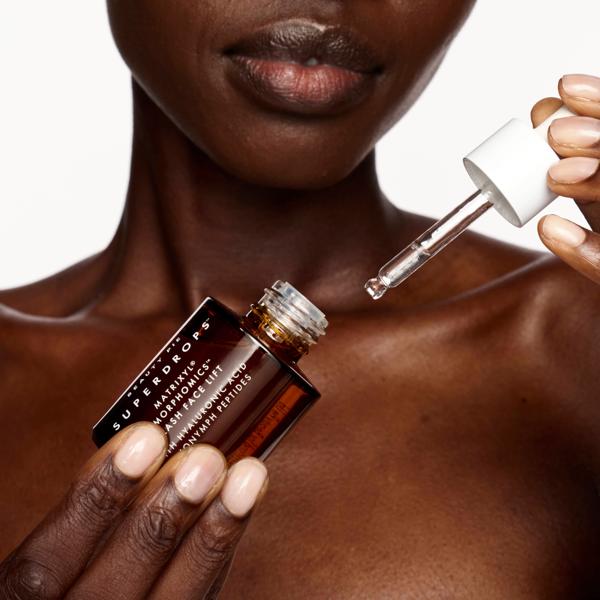 SUPERDROPS_FLASH_FACE_LIFT_SERUM_191498_PDP_ECOM_1X1_model_1_2025_WEB