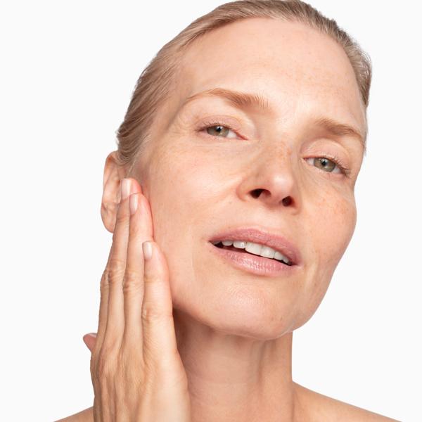 SUPERDROPS_FLASH_FACE_LIFT_SERUM_191498_PDP_ECOM_1X1_model_2_2025_WEB-1