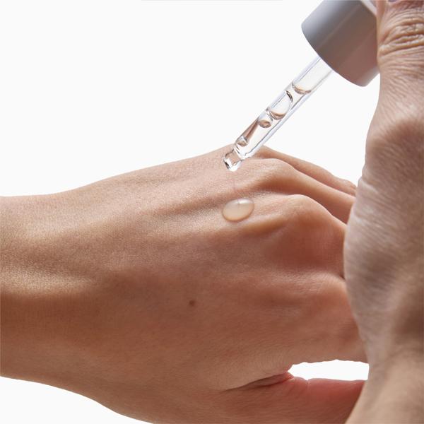 SUPERDROPS_FLASH_FACE_LIFT_SERUM_191498_PDP_ECOM_1X1_model_2_2025_WEB