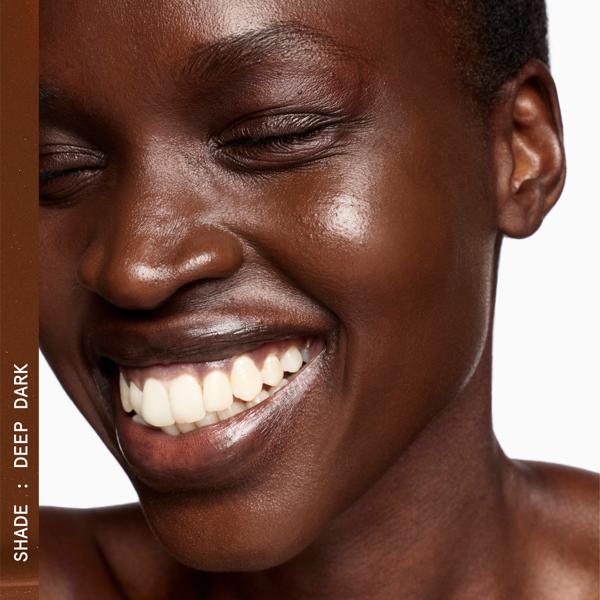 SUPERLUMINOUS_TINTED_SKIN_GLOW_SERUM_DEEP_DARK_62565_PDP_ECOM_1X1_MODEL78_2025_WEB