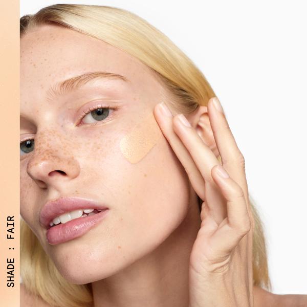 SUPERLUMINOUS_TINTED_SKIN_GLOW_SERUM_FAIR_62497_PDP_ECOM_1X1_MODEL51_2025_WEB