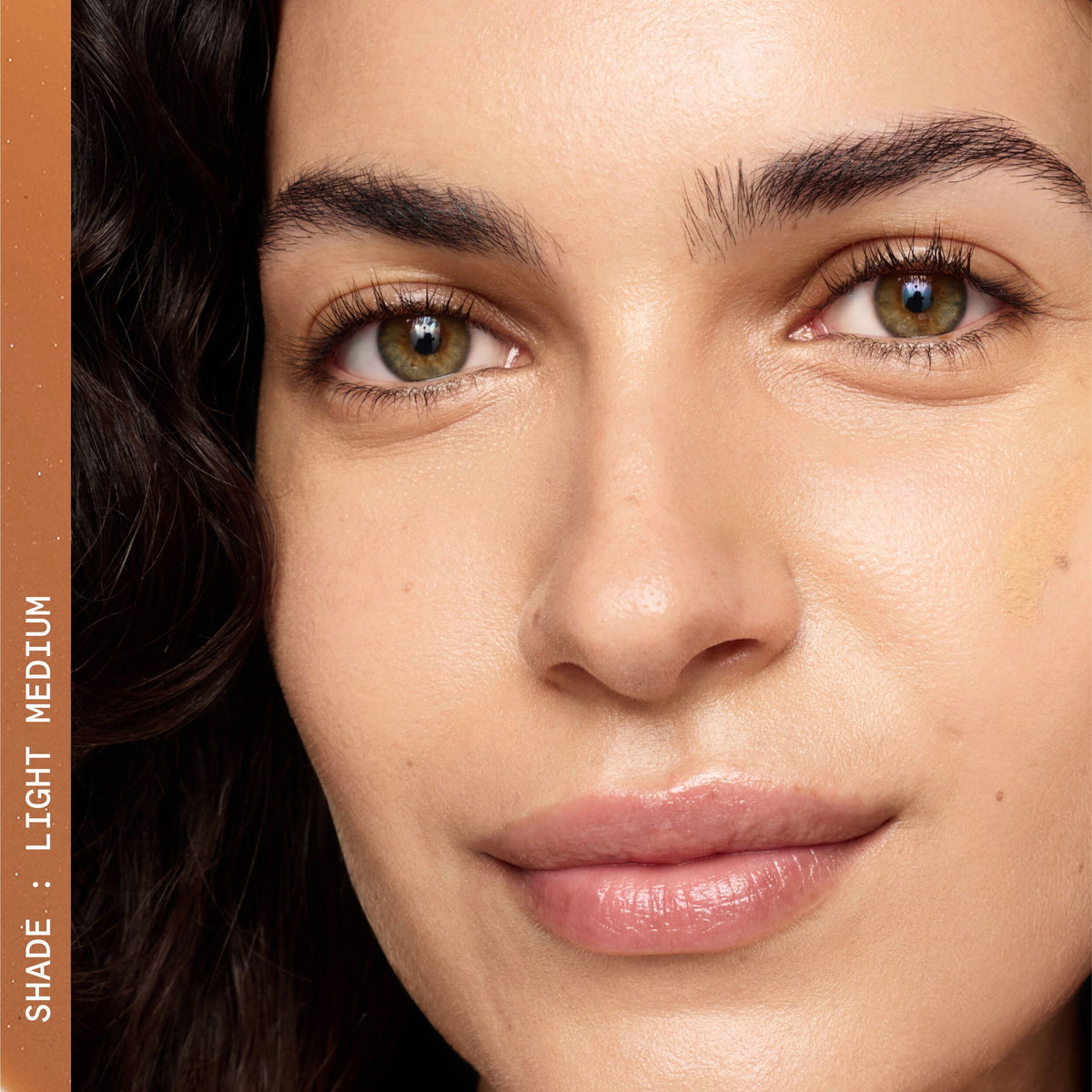 SUPERLUMINOUS_TINTED_SKIN_GLOW_SERUM_LIGHTMEDIUM_62527_PDP_ECOM_1X1_MODEL62_2025_WEB