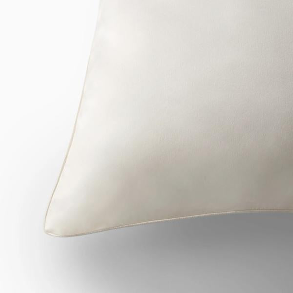 Sleepeasy_Silk_Pillowcase_PDP_ECOM_1X1_CLOSEup1_2025_WEB