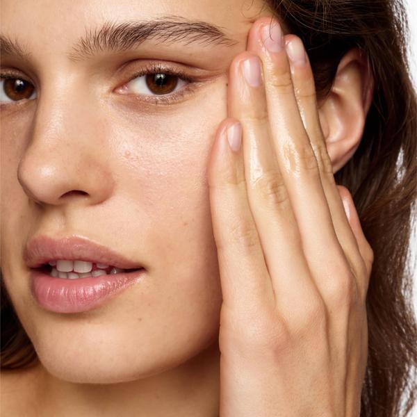 SuperHealthySkin_AmazingSleepOil_77141_PDP_Model1_1x1_2025_Web