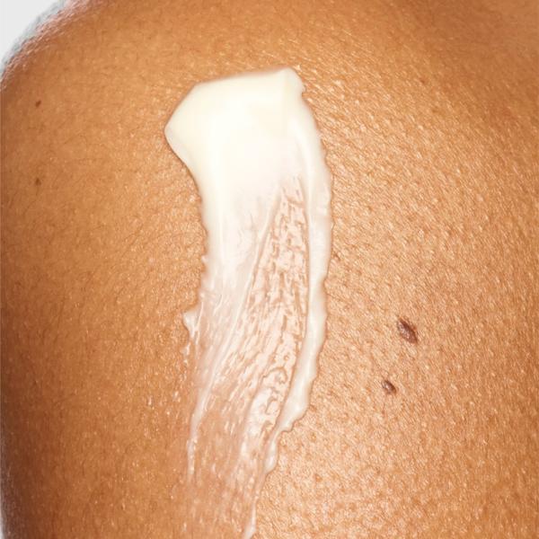 SuperHealthySkin_BodyMoistureCreme_63302_PDP_ModelCloseUp_1x1_2025_Web
