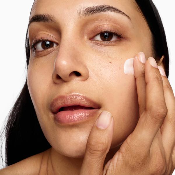 SuperHealthySkin_DailyMoisturelotion_1019761_PDP_Model2_1x1_2025_Web