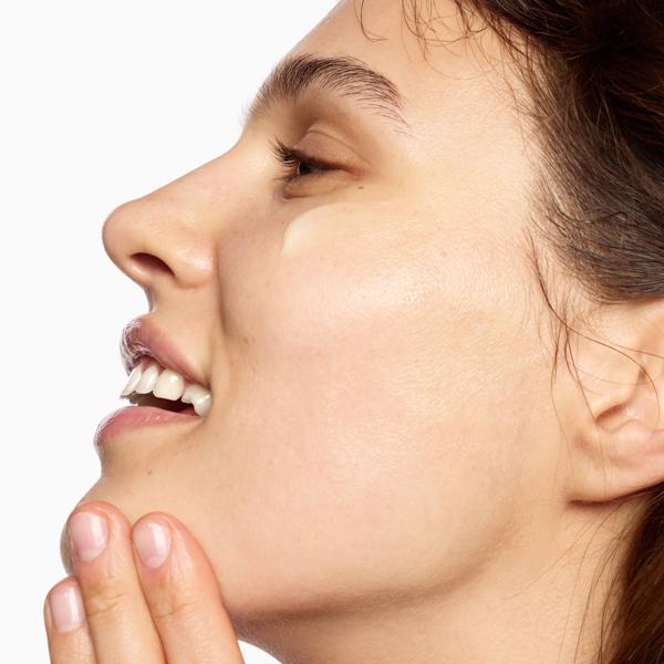 SuperHealthySkin_DailyVitaminDefenseSerum_62794_PDP_Model1_1x1_2025_Web