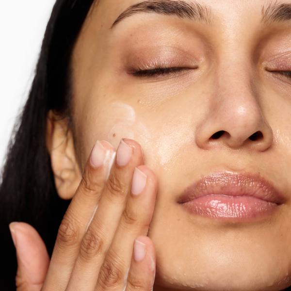 SuperHealthySkin_FoamyFaceWash_Jumbo Size_192136_PDP_Model2_1x1_2025_Web