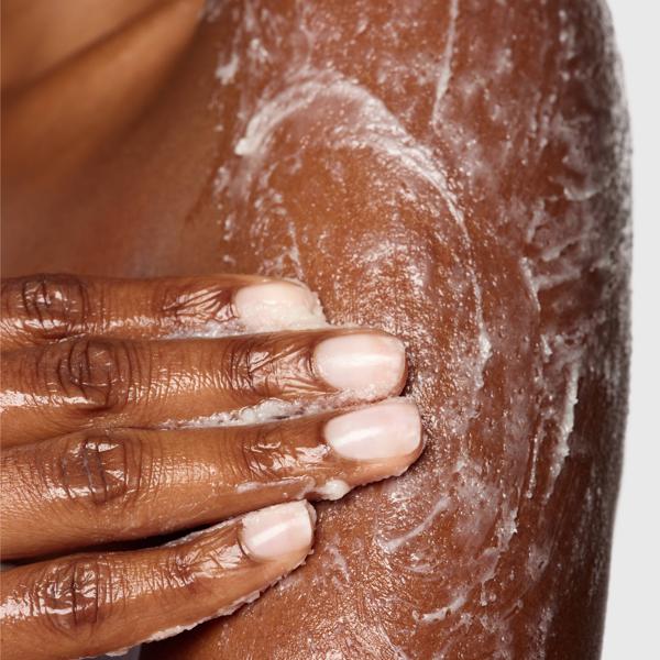 SuperHealthySkin_JumboNourishingBodyPolish_1019761_PDP_ModelCloseUp1x1_2025_Web