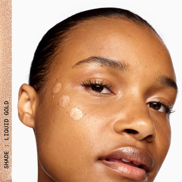 TRIPLE_BEAUTY_LUMINIZING_HIGHLIGHTER_WAND_LIQUID_GOLD_63821_PDP_ECOM_1X1_MODEL_CROP_2025_WEB