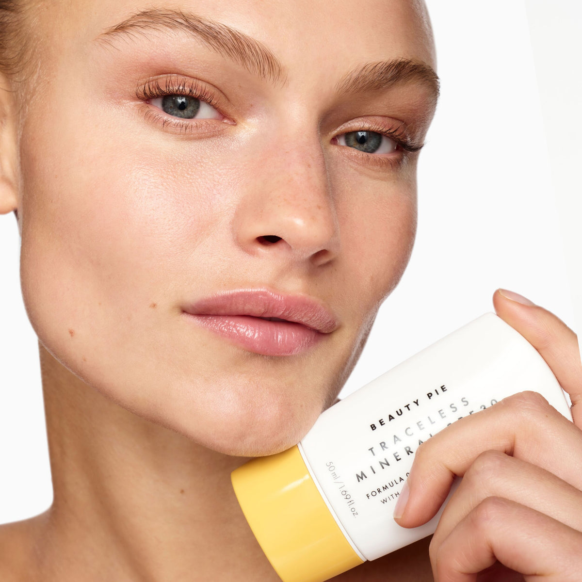 TracelessMineralBroadSpectrum_SPF30Sunscreen_Primer_039_PDP_Model1_1x1_2025_Web